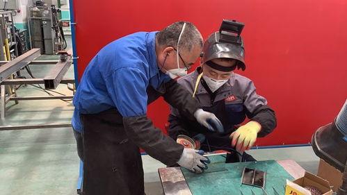 国产机手工打磨视频,国产机手工打磨工艺揭秘